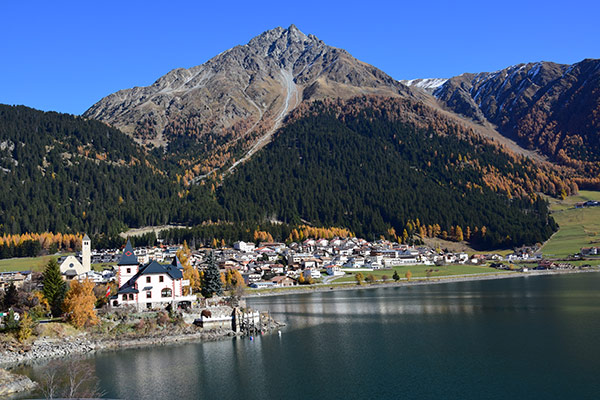 Herbst, Schlössl am See in Reschen